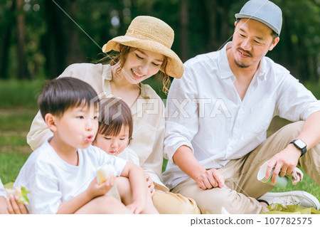 Children, parents, and families eating sandwiches on a picnic (meal, lunch, rice, growing period, plated meal) Children, parents, and families eating sandwiches on a picnic (meal, lunch, rice, growing period, plated meal) 107782575