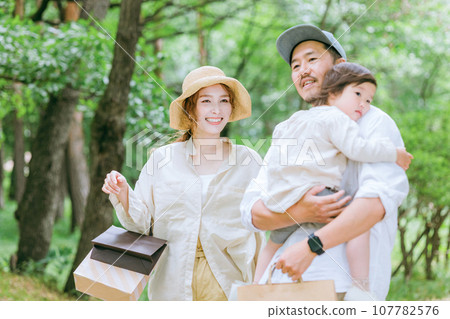 Outlet mall, shopping, family shopping, family, couple Outlet mall, shopping, family shopping, family, couple 107782576