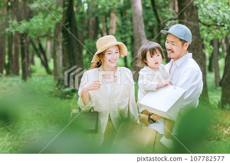 Outlet mall, shopping, family shopping, family, couple 107782577