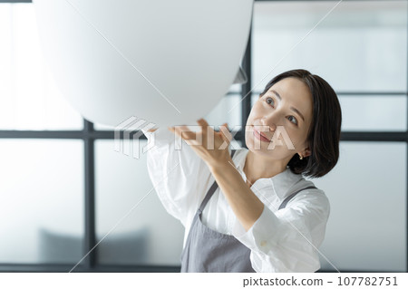 A woman who cleans, housekeeper A woman who cleans, housekeeper 107782751