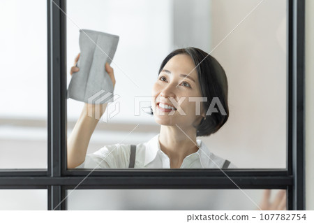 A woman who cleans, housekeeper A woman who cleans, housekeeper 107782754