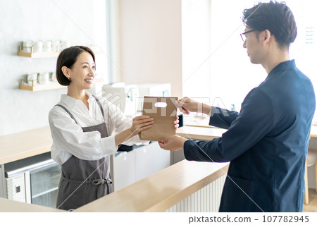 在咖啡館工作的女人，外賣，外賣 107782945