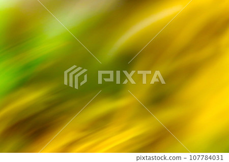 具有速度感的抽象自然圖像，靈感來自於車窗外流淌的綠色植物和金色草地。 107784031