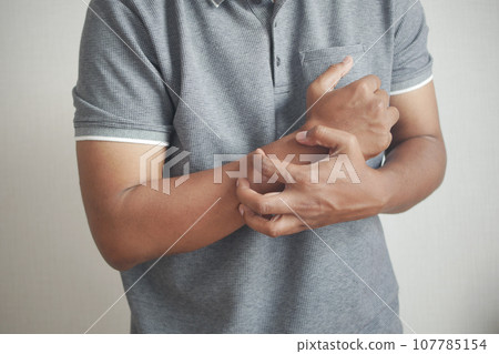 man suffering from itching skin, close up. 107785154