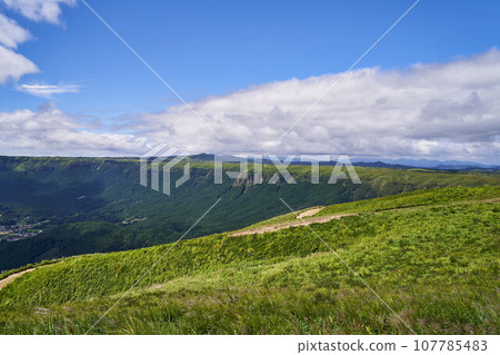 從熊本縣大觀峰眺望阿蘇山 從熊本縣大觀峰眺望阿蘇山 107785483