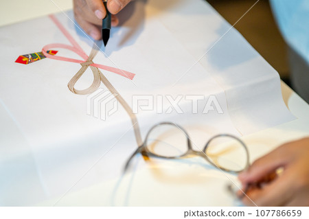 用毛筆在紙上寫字 用毛筆在紙上寫字 107786659