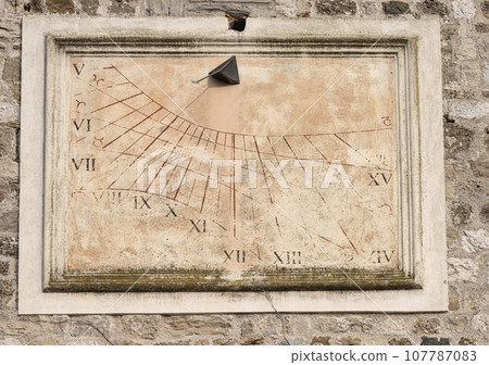 old sundial 107787083