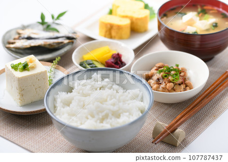 日本料理 日式早餐(早餐圖) 納豆、味噌湯 玉子燒 Mezashi 泡菜 日本料理 日式早餐(早餐圖) 納豆、味噌湯 玉子燒 Mezashi 泡菜 107787437