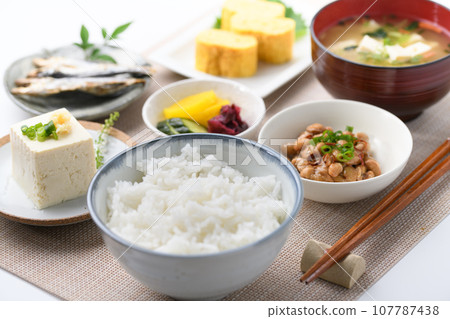 日本料理 日式早餐（早餐圖） 納豆、味噌湯 玉子燒 Mezashi 泡菜 107787438