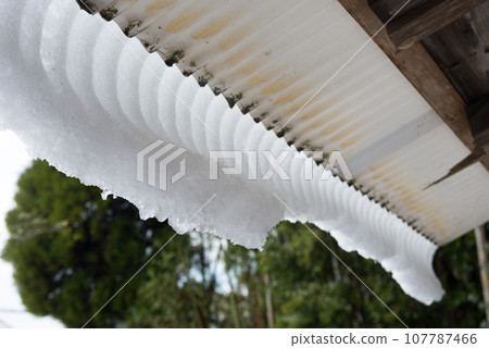 snow falling from the roof 107787466