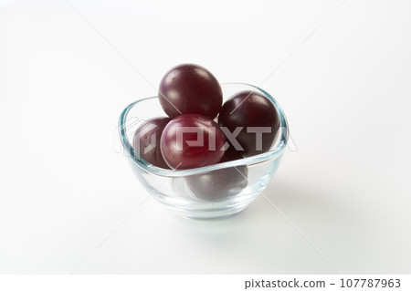 Kyoho (grapes) on a white background 107787963