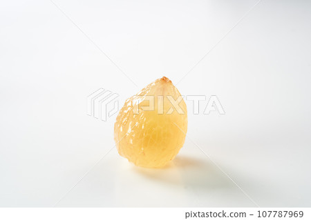 白色背景上的巨峰（葡萄） 107787969