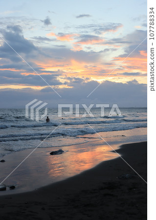 夕陽西下的江之島西濱海岸 107788334