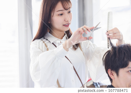 在美容院工作的女士 107788471