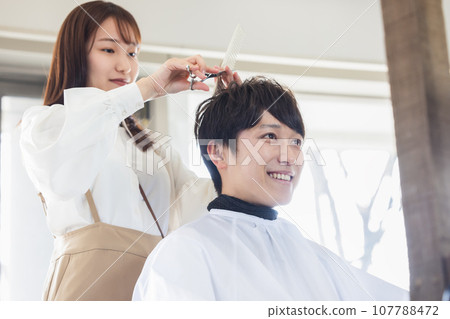男人在美髮沙龍剪頭髮 107788472