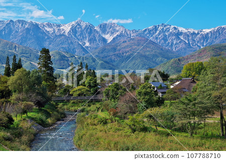 從白馬大出公園看到的三層紅葉 107788710