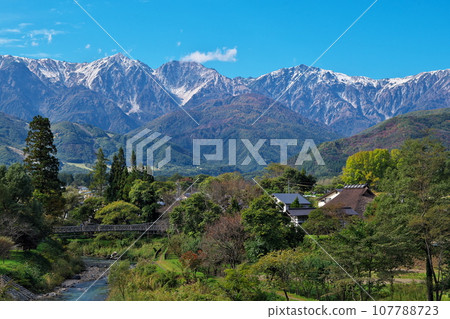 從白馬大出公園看到的三層紅葉 107788723