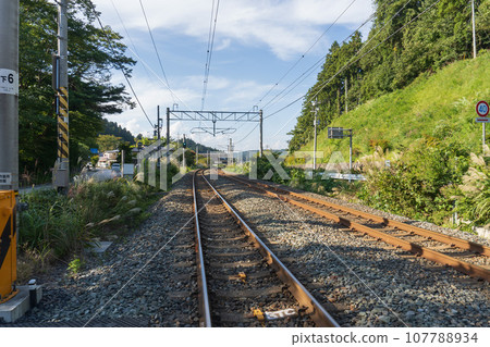 Tohoku Main Line/Tracks towards Maezawa seen from Chusonji Street railroad crossing/Hiraizumi Town, Iwate Prefecture 107788934