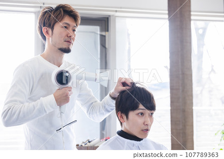 在美容院工作的美髮師 107789363