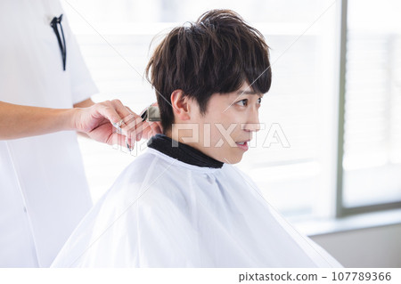 男子在美容院剪頭髮 107789366