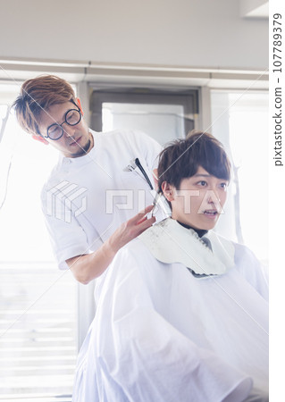 在美容院工作的理髮師和顧客 107789379