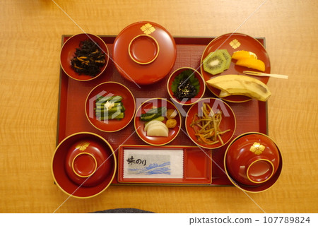 The vegetarian cuisine served at Osorezan's shukubo is delicious, healthy, and filling. 107789824