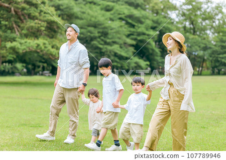 暑假期間一家人手牽手在公園散步（休閒、戶外、野餐、露營、回憶） 107789946