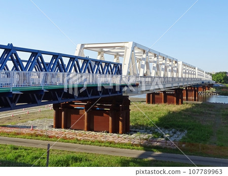 橫跨多摩川的青花桁架橋(興建中的日野橋) 橫跨多摩川的青花桁架橋(興建中的日野橋) 107789963