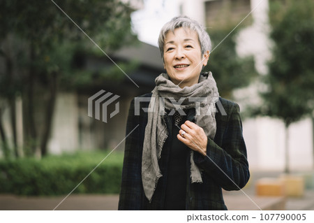Elegant Japanese businesswoman with gray hair Elegant Japanese businesswoman with gray hair 107790005