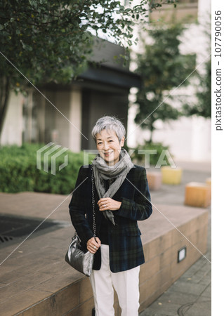有灰色頭髮的典雅的日本女實業家 有灰色頭髮的典雅的日本女實業家 107790056