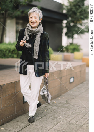 Elegant Japanese businesswoman with gray hair 107790057