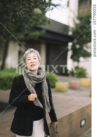有灰色頭髮的典雅的日本女實業家 107790058