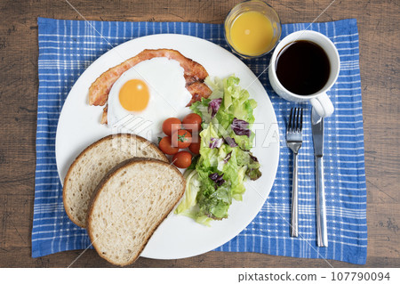 One plate breakfast, coffee and orange juice 107790094