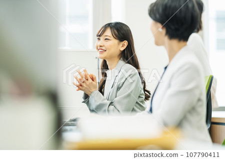 Career woman working in the office 107790411