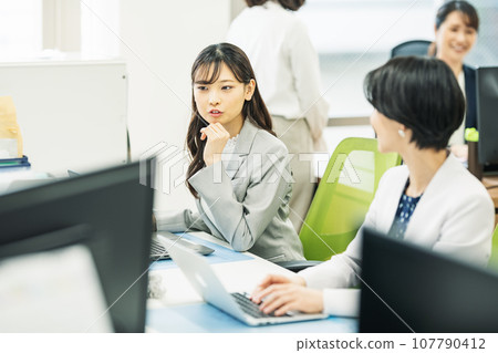 在辦公室工作的職業女性 107790412