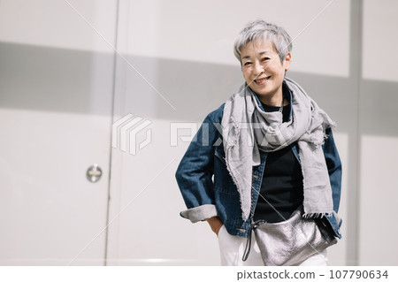 優雅的日本女人,灰白頭髮 優雅的日本女人,灰白頭髮 107790634