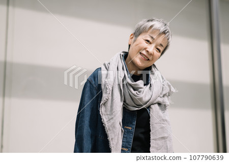 優雅的日本女人,灰白頭髮 優雅的日本女人,灰白頭髮 107790639