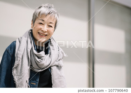 優雅的日本女人,灰白頭髮 優雅的日本女人,灰白頭髮 107790640