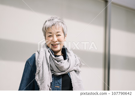 優雅的日本女人,灰白頭髮 優雅的日本女人,灰白頭髮 107790642