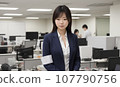 在辦公室工作的婦女 在辦公室工作的婦女 107790756