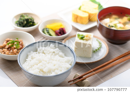 日本料理 日式早餐（早餐圖） 納豆、味噌湯 玉子燒 Mezashi 泡菜 豆腐 107790777