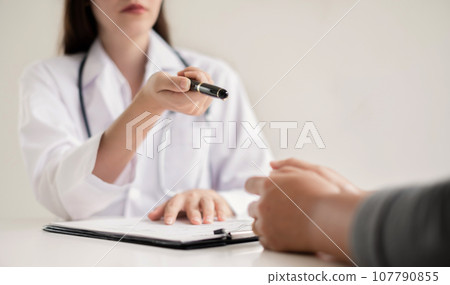 Female doctors who treat patients make an appointment to listen to the results after a physical examination and explain medical information and diagnose the disease. Medical concepts and good health Female doctors who treat patients make an appointment to listen to the results after a physical examination and explain medical information and diagnose the disease. Medical concepts and good health 107790855