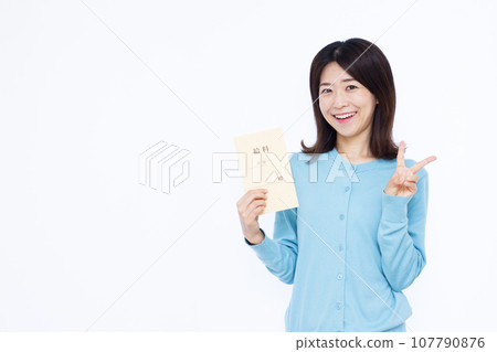一名 30 多歲的婦女拿著薪資袋，在白色背景前做和平標誌 107790876