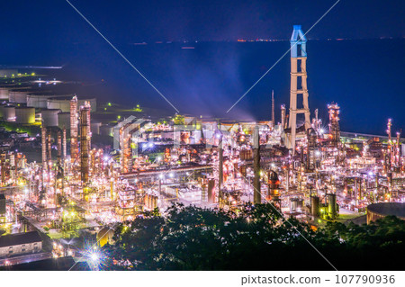 Wakayama Prefecture, Arita City, Hatsushima Sato Town (Night view of Tonen General Factory) 107790936