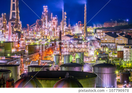 Wakayama Prefecture, Arita City, Hatsushima Sato Town (Night view of Tonen General Factory) 107790978