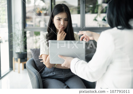 Female CEO and businesswoman meeting to discuss business plan displayed on screen laptop analyze and calculate planning strategies. business success process Female CEO and businesswoman meeting to discuss business plan displayed on screen laptop analyze and calculate planning strategies. business success process 107791011