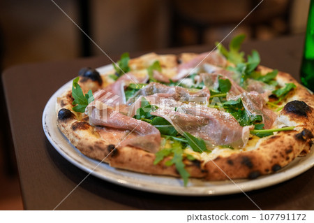 那不勒斯披薩配火腿和芝麻菜 那不勒斯披薩配火腿和芝麻菜 107791172