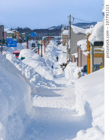 大雪地區清理道路旁的人行道(北海道新雪谷町) 大雪地區清理道路旁的人行道(北海道新雪谷町) 107791313