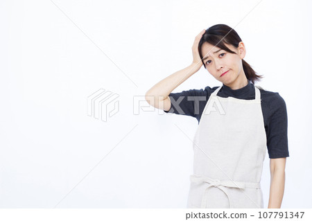 Housewife in her thirties who has a headache Housewife in her thirties who has a headache 107791347