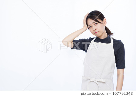 Housewife in her thirties who has a headache Housewife in her thirties who has a headache 107791348